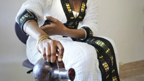 KAFFEBJUDNING. Mihirt Mengesha från Eritrea bjöd på kaffe tillagat på traditionellt vis med egenrostade och malda kaffebönor.