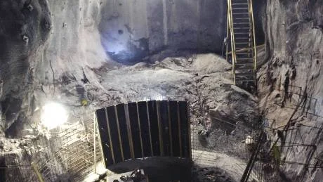 BETONGKONSTRUKTIONER. I den stora krosshallen arbetar man med att göra stora gjutformar där krossarna sedan ska sitta.  Även väggarna är täckta med sprutbetong och säkrade med bultar. Totalt beräknas det gå åt 200 000 kubikmeter sprutbetong, vilket i jämförelse skulle täcka större delarna av Stockholms innerstad med ett decimetertjockt lager betong.