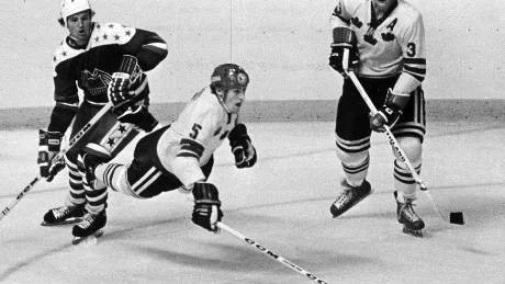 MERITER. Börje Salming har en lång meritlista med två SM-guld och VM-silver bland annat. 1976 spelade han Canada Cup, här i matchen mot USA.Foto: JAN COLLSIÖÖ