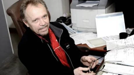 SNABB LÖSNING. Kurt Lindberg, platschef på Däckia i Luleå, tror och hoppas på en snabb lösning. "Kommer den inte före halkan blir det problem", säger han.