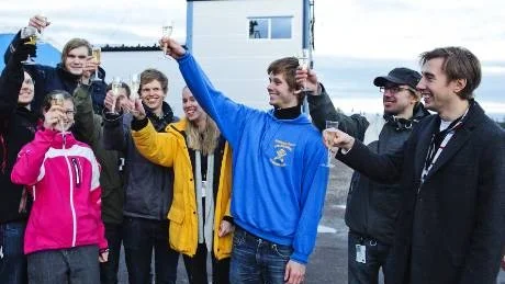 SKÅL. Efteråt passade studenterna på att fira sitt lyckade Marvelprojekt med lite champagne. Foto: Mattias Forsberg