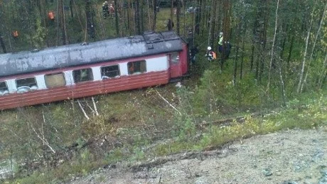 Två tåg har kolliderat och två av vagnarna har rasat ner i en ravin. Det var förutsättningarna för den avslutande fältövningen i Barents Rescue.