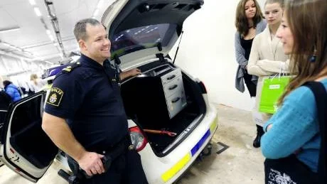 EFTERTRAKTAD. Polisen Ulf Eriksson från Piteå fick svara på många frågor om polisyrket. "Jag tror alla någon gång har velat bli polis. Det är ett yrke som lockar många", säger han.
