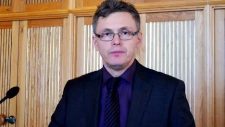 VÄDJAR TILL S-POLITIKER. "Är det verkligen värt pengarna att lägga ned planerade operationer i Kalix för att spara sju miljoner kronor?" Det undrar socialdemokraten och kommunfullmäktiges ordförande Tommy Nilsson.