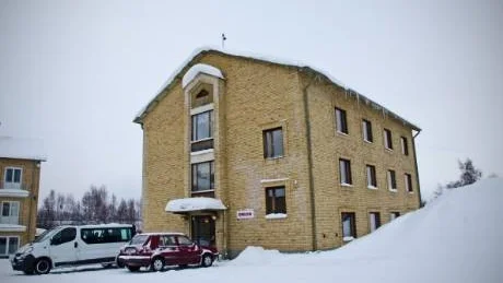 MORDBRAND. Under natten mellan lördag och söndag startade en brand på Tornedalens folkhögskola. Lokalen används även som flyktingförläggning. Polisen misstänker att branden var anlagd.