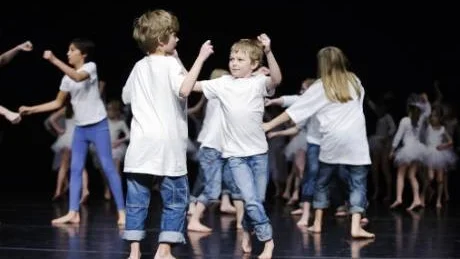 DANSGLADA. De jätteduktiga dansande barnen från Kirunas skolor såg ut att ha roligt på scenen.