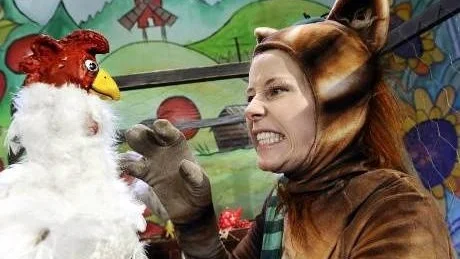 SKRÄMMA HÖNSEN. Katten Findus är som ett barn som lever i nuet,           menar Linda Wincent som är ny i rollen som katten Findus i Norrbottensteaterns nypremiär av "Findus flyttar ut". "Findus gillar bland annat att skrämma hönsen".