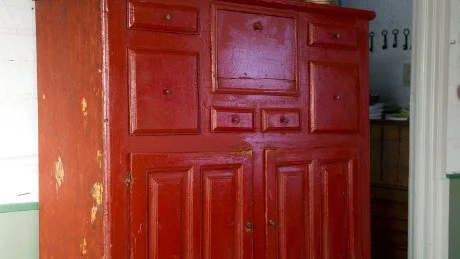 Det röda skåpet i köket är gammalt men ommålat på 30- eller 40-talet. Luckan längst ner öppnat uppåt för att barnen skulle ha svårare att komma åt.