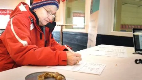 SÄLJER. Det är inte första gången som Ragnhild Haapasaari säljer gamla guldsmycken. "Jag har ingen som vill ärva dem, så då tycker jag att det är lika bra", säger hon.