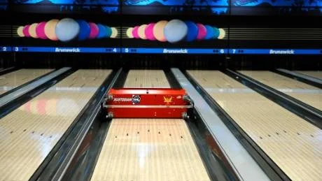 AUTOMATISK. Bowlingbanorna oljas in regelbundet genom att en maskin kör fram och tillbaka över banan. Maskinen lägger ut en så kallad oljeprofil som kan variera från hall till hall. Oljan påverkar klotets förmåga att få grepp om underlaget och hur mycket spelarna kan skruva med klotet. Dessutom skyddar den banorna från slitage.