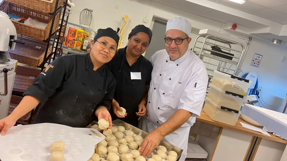 Idag bakas det olika sorters bröd i bageriet på Kungsgårdgymnasiets restaurangskola. Jamima Myers och Raja Randeo får instruktioner av läraren Edgar Wöber.