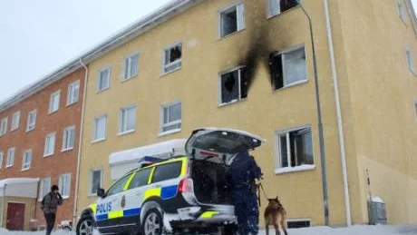 TOTALBRAND. En lägenhet på Drottninggatan i Boden totalförstördes vid en brand på lördagsmorgonen. En 39-årig kvinna och en 51-årig man sitter anhållna, misstänkta för mordbrand.
