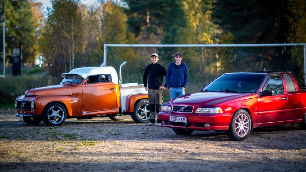 Från vänster: bröderna Arvid och André Flink i Ålsäter, Katrineholm, står vid sina hemmabyggda a-traktorer. Det är en Volvo Duett från 1960 och en Volvo V70 från 1998. 