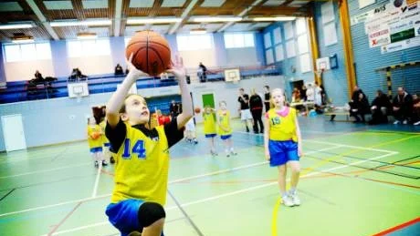MÅL. Hanna Gotthold, 8 år, attackerar korgen.