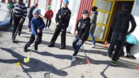 LANDHOCKEY. Då hockeyrinken tinat bort är det landhockey som gäller vid skolan i Avan.