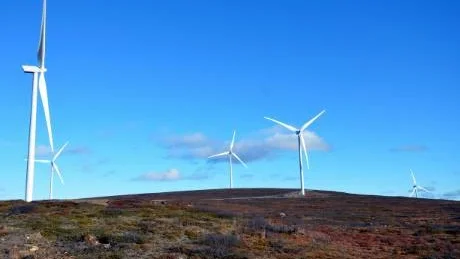 2,6 Megawatt per mast. 30 sådana här 130 meter höga vindkraftsaggregat finns nu färdiga att tas i drift på Sjijska. Det sker troligen under nästa vecka.