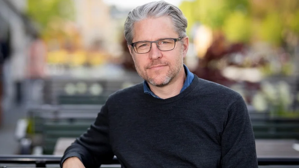 Sven Nelander, professor och cancerforskare vid Uppsala universitet, leder forskningen med fem forskargrupper med olika kompetenser, allt från AI och biostatistik till expertis på just hjärntumörer.
