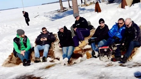 AVSLAPPNAT. Spelarna Linus Persson, Cam Abbott, David Rautio, Sami Sandell, Jens Jakobs, klubbdirektören Peter Jidström och ordförande Curt Johansson njöt i solen.