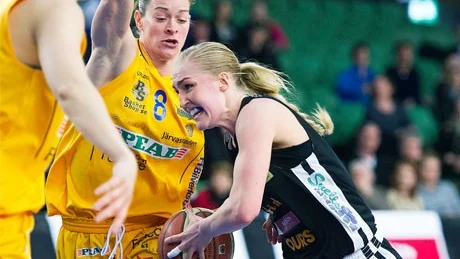 Northlands Frida Aili i kamp mot Solnas Christy Bacon.