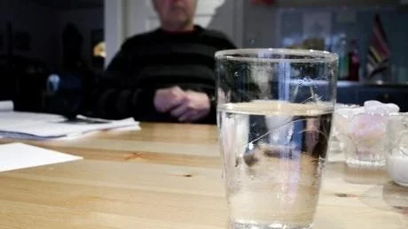 ORO. Salt i vattnet oroar Kangisborna. ”Vi känner oss hjälplösa”, säger en bybo.