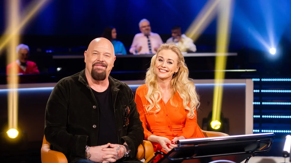 Johanna Lind Bagge tävlar med maken Anders Bagge i Postkodmiljonären. Tillsammans kämpar de för att vinna pengar till Hjärnfonden.