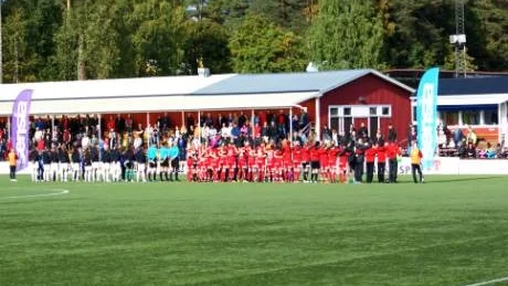 HYLLNINGEN. Innan matchen hedrades den avlidne Piteåspelaren Victor Brännström i en rörande ceremoni.