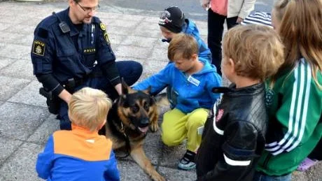 SCHÄFER. Polisen Robert Strömbäck förklarar för sina åhörare att polishundar framför allt används för att spåra narkotika. Många barn ville klappa hunden Mac.