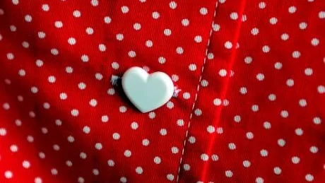 HJÄRTLIGT. 50 och 60-talskläderna hademånga roliga detaljer.