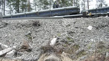 TRUMMAN ORSAK? Den här trumman leder en bäck under järnvägen vid urspårningsplatsen. Enligt vittnen kan vattnet ha gröpt ur banvallen uppströms.