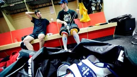 PACKAR. Linus Persson och Niklas Olausson gör sig redo för att åka till Göteborg för den andra matchen mot Frölunda i slutspelet.