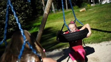 SNURRIGT. Att snurra runt i gungorna är ett av Olesja Masneva och de andra ryska barnens favoritnöjen på Sommargården.