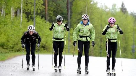 TRÄNING. Mia Eriksson, andra från vänster, får bra träning tillsammans med Charlotte Kalla, Magdalena Pajala och Emma Sjölander i Piteå Elit.