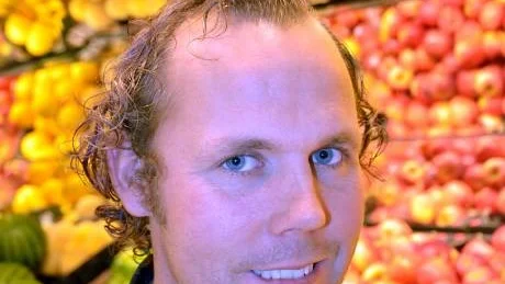 LAGARBETE. Stefan Ovrell, Ica Kvantum, ansvarar i dag för den bästa frukt och grönt Kvantumbutiken i landet. Han menar att det är ett teamwork som gett butiken utmärkelsen.