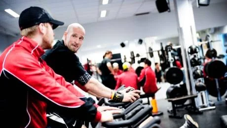 lLAGKAMRATER. Linus Persson och Robin Jonsson i samspråk på träningscyklarna.