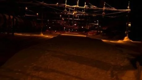 BELYSNINGSBRIST. Järnvägsperrongen vid Gällivare station har bristfällig belysning anser många tågresenärer. Nu ställs krav på förbättring.