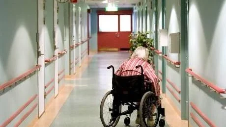 SKREVS UT UT I FÖRTID. Den 80-åriga kvinnan skrevs ut från sjukhuset i förtid och skickades hem, oförmögen att ta hand om sig själv.