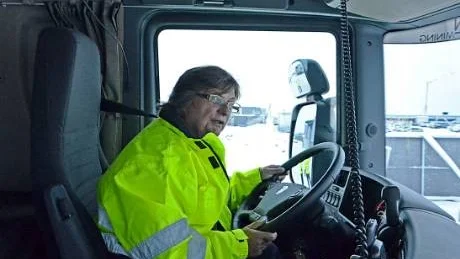 RESPEKT. "Det är respekt och ödmjukhet som gäller när man kör så här tunga ekipage", säger Helen Hansson.