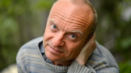 Jonas Gardell har varit i Luleå. Mattias Alkberg ger honom tre kurirer för framträdandet i Kulturens hus.
