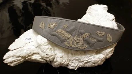 Tenntrådsbroderi på läder, Maj-Doris Rimpi.