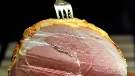 BRISTVARA. Det kan bli brist på julskinkor i år. I varje fall om man vill ha svensk skinka på bordet.