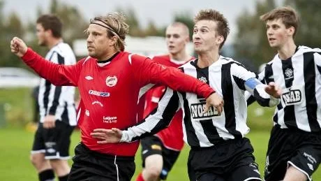 KAMP. Det var tuffa tag i matchen. Här John Bergmark, Ersnäs och Fredrik Berggren, Munksund/Skuthamn.