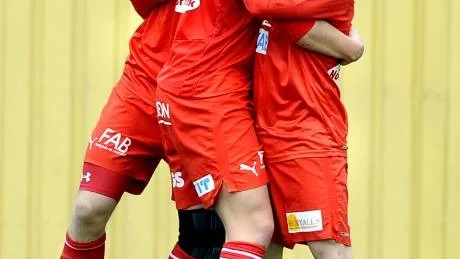 JUBEL. Per-Anders Pokka (till höger) var matchens lirare och stod för två mål när Kiruna FF besegrade Storfors AIK.