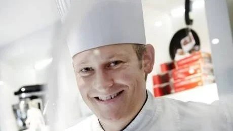 MED GOD SMAK. Simon Laiti ställer sina smaklökar till ditt förfogande. Mejla in ditt favoritrecept och du kan få finbesök av mästerkocken.