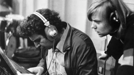 HÖRLURADE. Mikis Theodorakis och Arja Saijonmaa i inspelningsstudion 1977.
