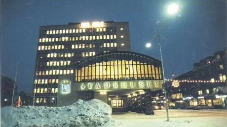 Kommunen vill modernisera sin skylt på toppen av stadshusets fasad men stadsbyggnadskontoret är inte med på noterna. Och byggnadsnämnden tvekar.