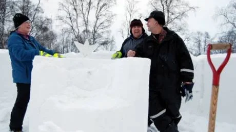 BRÅDA TIDER. Iskronan ska putsas och kronprinsessans stol formas klar före onsdagens invigning. Marina Stenman, Ann Enberg och Rolf Andersson har brått. Medföljarna får nöja sig med snöbänkar.