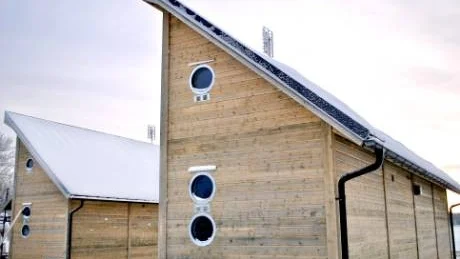 VISNINGSEX. Två stugor står färdiga både för uthyrning och visning alldeles vid Kalix älv. De runda fönstren är en specialdesign framtagen av Finsnickeri AB i Råneå.