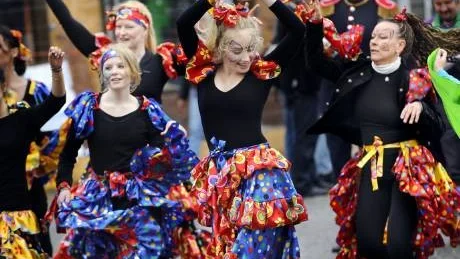 FESTYRA. Härlig musik kombinerat med färger och dans fyllde Luleå gator när Kulturskolans karneval drog genom gatorna i onsdags efter tre dagar med aktiviteter.