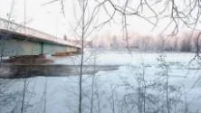 PONTON. En ponton läggs ut från norra stranden. Där placeras grävmaskiner som gräver sönder isproppen och lyfter upp isen.