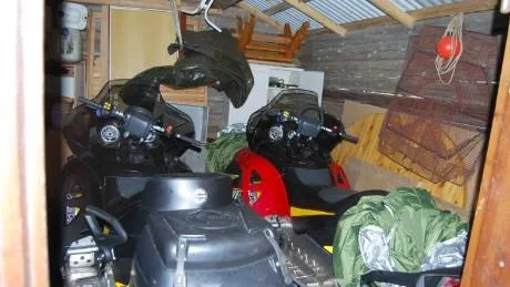 försökte. Tjuvarna försökte starta en av skotrarna men när de inte fick igång den stal de nycklarna och nödstopparna istället. Foto: